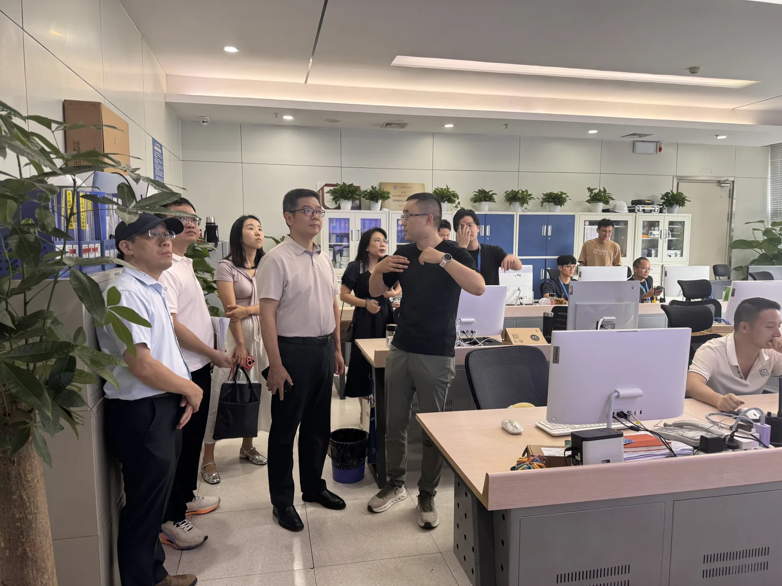 宝安区发展和改革局党组书记刘向荣一行调研润迅人工智能应用